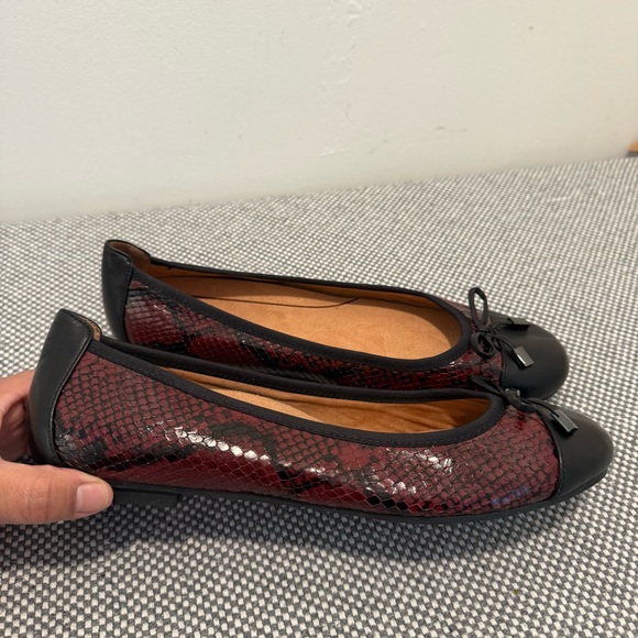 Vionic Wine Snake-Embossed Minna Leather Flat size 9/5 - Picture 3 of 9